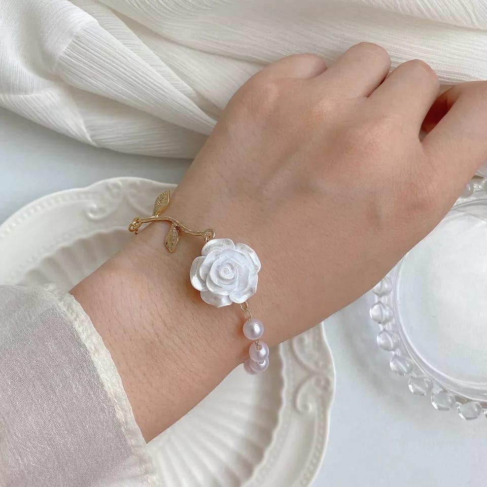 White Rose & Pearl Charm Bracelet – Elegant Floral Design